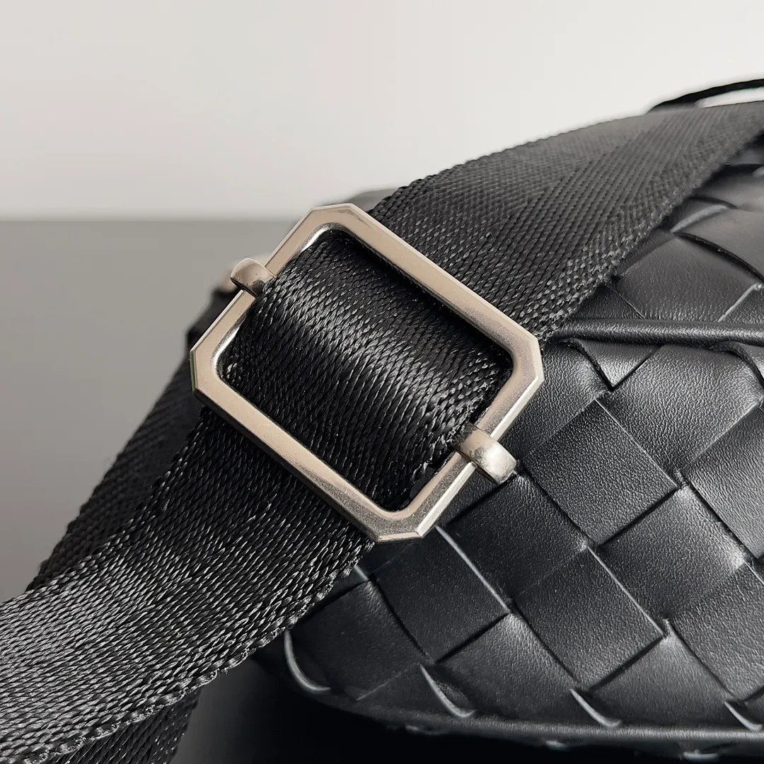 Batch 1480 BV lntrecciato woven leather crossbody bag. The zipper opens and closes, and the space is too big. It meets the daily needs of going out on the street. There are no problems with mobile phones, wallets, and power banks. The weaving process is used, and the texture of the upper body is very high-end. Model number: 710048 Size: 25*7.5*16